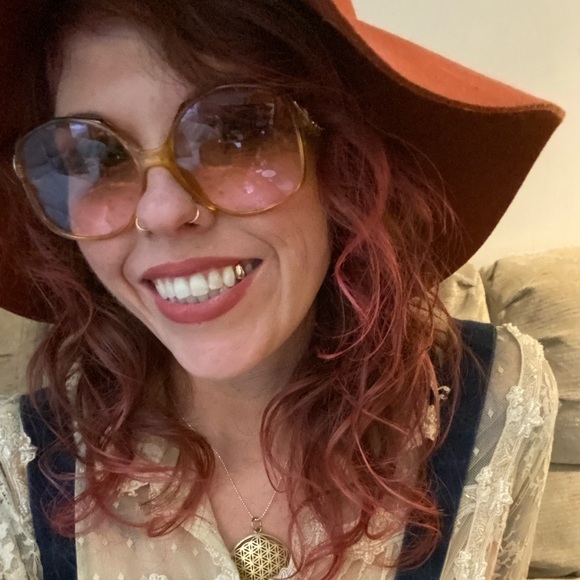 Meet your Posher, Elizabeth - Picture 3 of 3